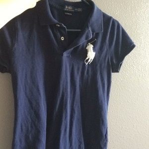 Women’s medium mesh in navy blue with a big pony.